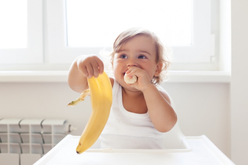Ребёнок с бананом